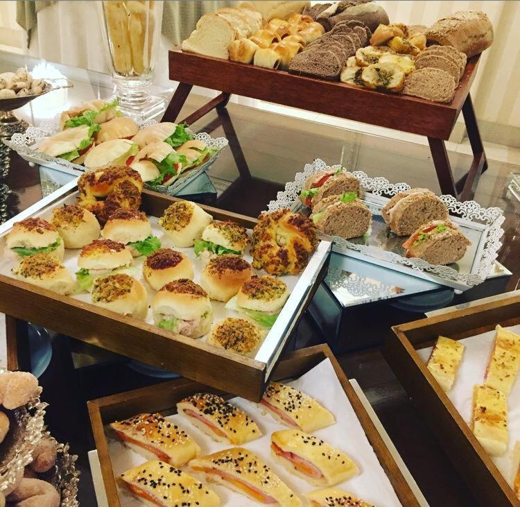 Golden Lis Hotel Boutique Goiânia Exterior foto A selection of canapés