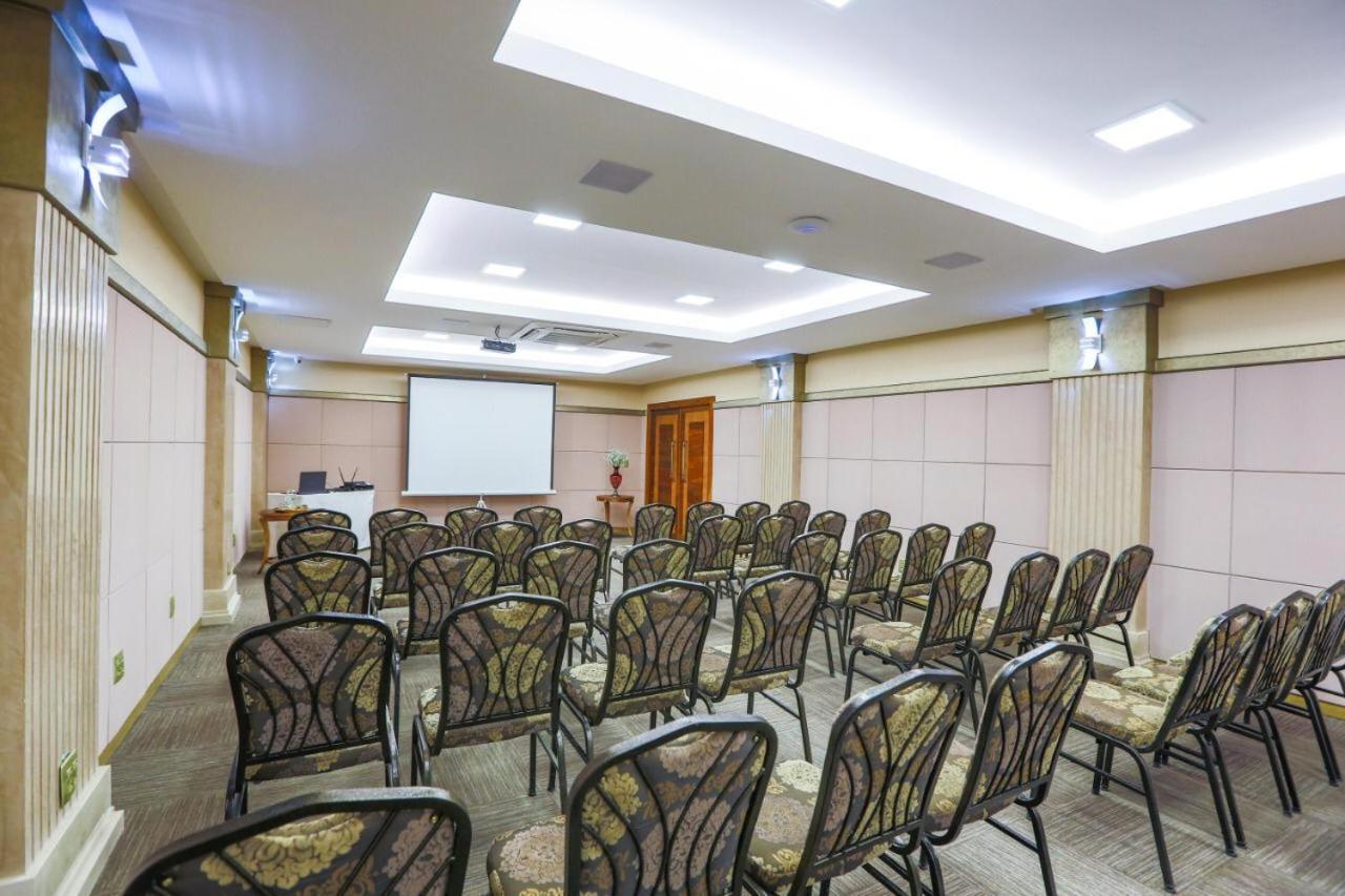 Golden Lis Hotel Boutique Goiânia Exterior foto A meeting room at the hotel
